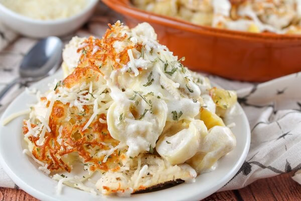 Olive Garden Chicken Tortelloni Alfredo (Serves 4–6)